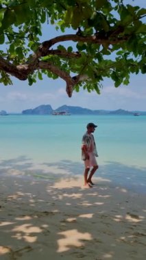 Tayland adası Koh Kradan Trang Güney Tayland sahilinde bir adam. Tayland 'da tatilde olan adam.