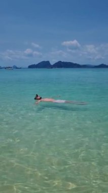 Tayland adası Koh Kradan Trang Güney Tayland sahilinde bir adam. Tayland 'da tatilde olan adam.