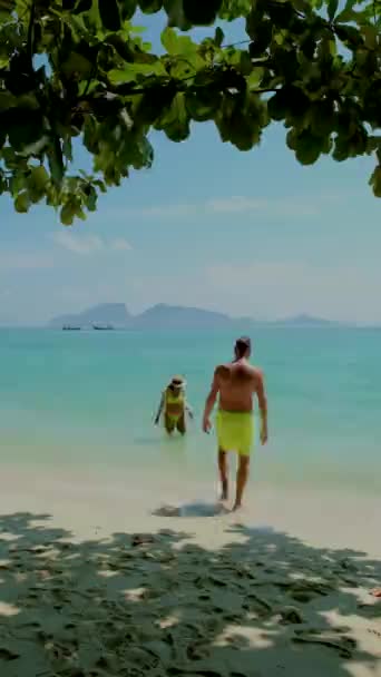 Casal Homens Mulheres Caminhando Praia Ilha Tailandesa Koh Kradan Trang — Vídeo de Stock