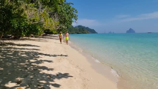 Casal Homens Mulheres Caminhando Praia Ilha Tailandesa Koh Kradan Trang — Vídeo de Stock