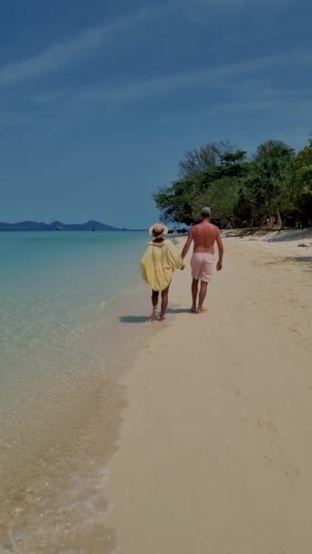 Pasangan Pria Dan Wanita Berjalan Pantai Pulau Thai Koh Kradan — Stok Video