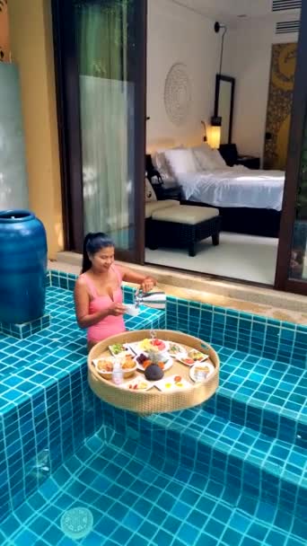Couple Men Woman Having Breakfast Pool Luxury Vacation Pool Villa — Stockvideo