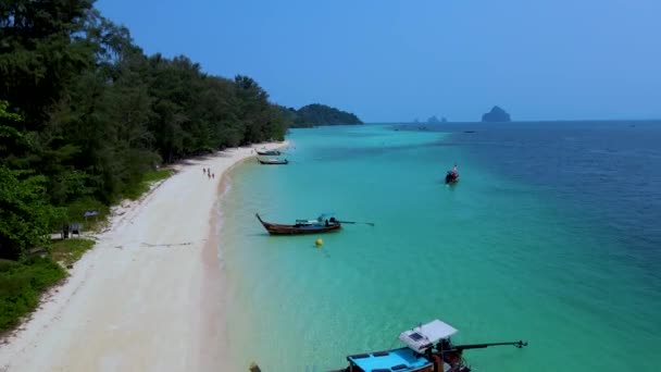 高角岛是一个阳光灿烂的日子 海滩最近被命名为世界上新的第一海滩 泰国海滩 有草屋色的海洋 — 图库视频影像