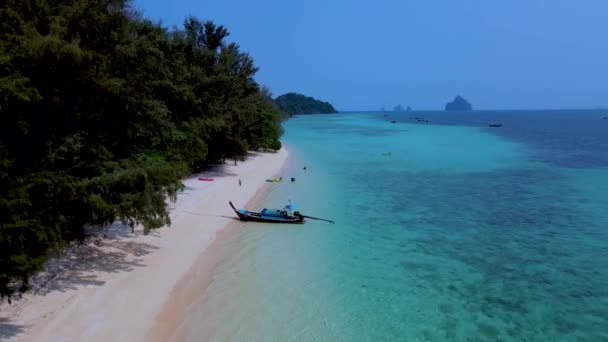 高角岛是一个阳光灿烂的日子 海滩最近被命名为世界上新的第一海滩 夏季泰国海滩 有草屋色的海洋 — 图库视频影像