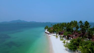 Koh Mook Adası güneşli bir günde. Yaz boyunca turkuaz renkli okyanuslu Tayland plajı.