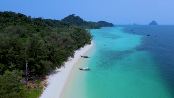 晴れた日にKoh Kradang島は ビーチは最近 世界で新しいNr 1ビーチと名付けられました 夏の間にターコイズ色の海とタイのビーチ — ストック動画