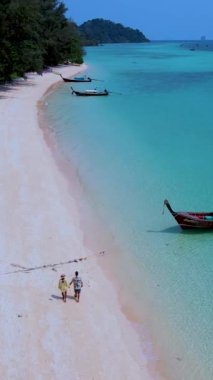 Tayland, Trang 'daki Koh Kradan adasının havadan görüntüsü. Mercan resifi ve turkuaz renkli okyanusu olan tropik bir sahil.