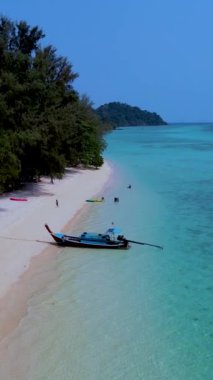 Tayland, Trang 'daki Koh Kradan adasının hava manzarası. Mercan resifi ve turkuaz renkli okyanusu olan tropik bir sahil.