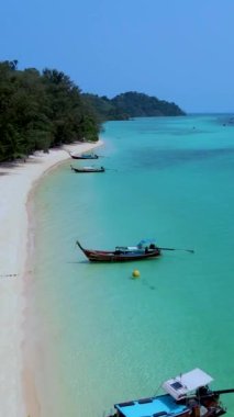 Tayland, Trang 'daki Koh Kradan adası. Mercan resifi ve turkuaz renkli okyanusu olan tropik bir sahil.