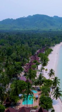 Koh Mook Adası güneşli bir günde. Yaz boyunca turkuaz renkli okyanuslu Tayland plajı.