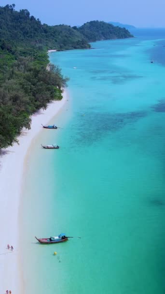 タイのトラン島のKoh Kradan島のドローンからの空中ビュー サンゴ礁とターコイズブルーの海を持つ熱帯のビーチ — ストック動画