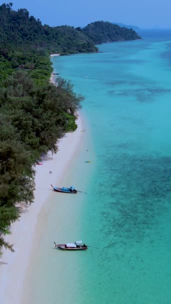 タイのトラン島のビーチのコKradanの空中ビュー サンゴ礁とターコイズブルーの海を持つ熱帯のビーチ — ストック動画