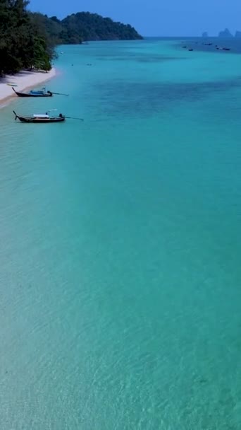 タイ王国のトラン島のコ クラダン島の空中ビュー サンゴ礁とターコイズブルーの海を持つ熱帯のビーチ — ストック動画