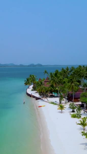 Wyspa Koh Mook Słoneczny Dzień Tajska Plaża Turkusowym Kolorowym Oceanem — Wideo stockowe