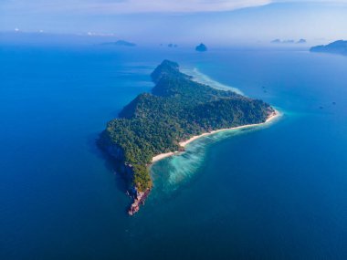 Tayland 'da Koh Kradan adasının kumsalındaki insansız hava aracı görüntüsü, Koh Kradan Adası Trang üzerindeki hava manzarası.