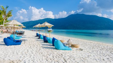 Kumsalda güneşli bir günde Tayland 'daki Koh Kradan adasında plaj sandalyeleri.