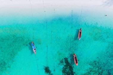 Tayland 'daki Koh Lipe adasının sahilinde drone görüntüsü, Ko Lipe okyanusunda uzun kuyruklu tekneler. 