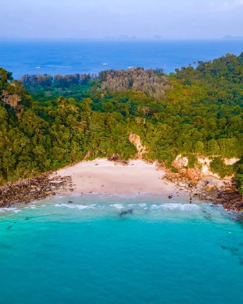 Drone Vista Praia Ilha Koh Kradan Tailândia Com Par Homens — Fotografia de Stock