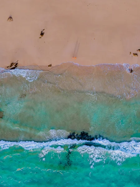 Drone Vista Praia Koh Kradan Ilha Tailândia Com Par Homens — Fotografia de Stock