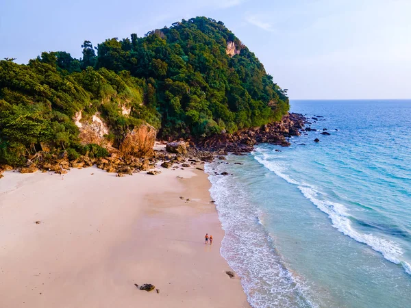 Drone Vista Praia Ilha Koh Kradan Tailândia Com Par Homens — Fotografia de Stock