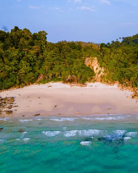 Widok Drone Plaży Wyspie Koh Kradan Tajlandii Parą Mężczyzn Kobiet — Zdjęcie stockowe