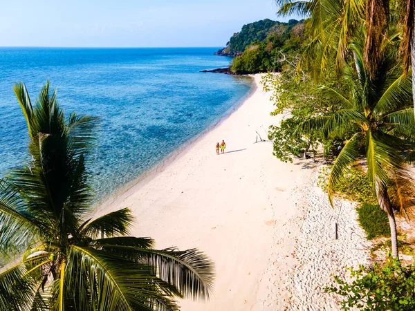 Drone Vista Praia Koh Kradan Ilha Tailândia Com Par Homens — Fotografia de Stock