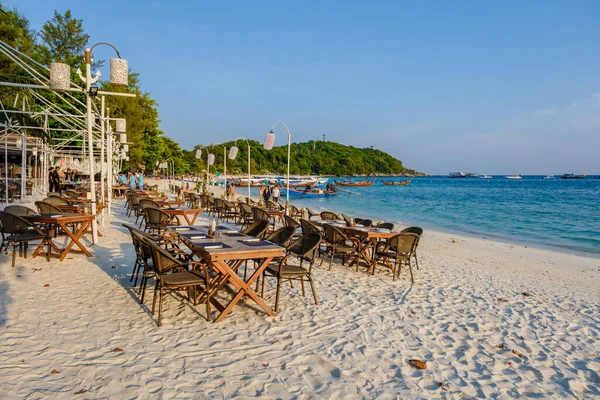 Krzesła Plażowe Plaży Wyspy Koh Kradan Tajlandii Słoneczny Dzień Plaży — Zdjęcie stockowe