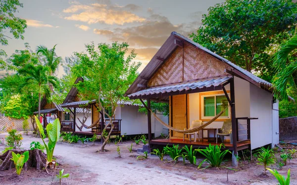 タイのビーチにある竹小屋バンガロー タイのシンプルなバックパッカーの宿泊施設 — ストック写真