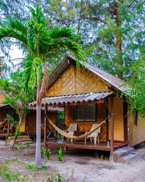 泰国海滩上的竹屋平房 — 图库照片