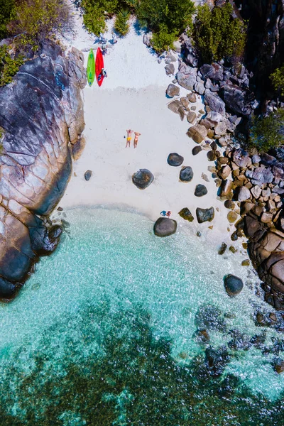 Paar Mit Kajak Auf Einer Kleinen Insel Vor Der Insel — Stockfoto