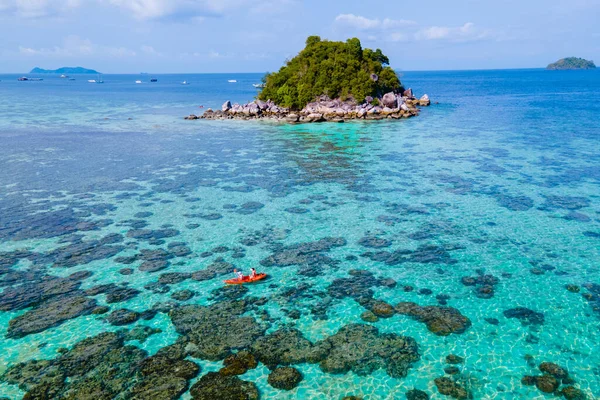 Casal Com Caiaque Uma Pequena Ilha Frente Ilha Lipe Tailândia — Fotografia de Stock