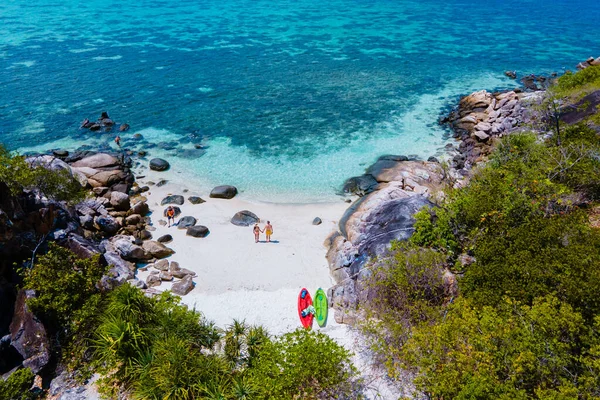 Ζευγάρι Ένα Καγιάκ Ένα Μικρό Νησί Μπροστά Από Νησί Της — Φωτογραφία Αρχείου