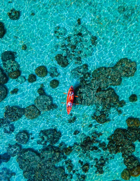 Pareja Con Kayak Una Pequeña Isla Frente Isla Lipe Tailandia — Foto de Stock