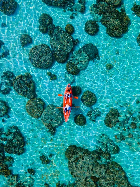Pareja Con Kayak Una Pequeña Isla Frente Isla Lipe Tailandia — Foto de Stock