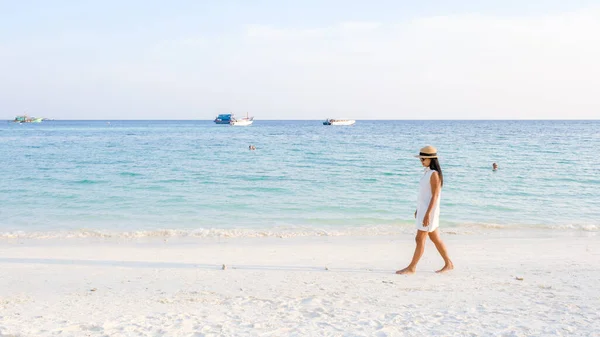 Mujeres Asiáticas Caminando Playa Atardecer Lipe Island Tailandia — Foto de Stock