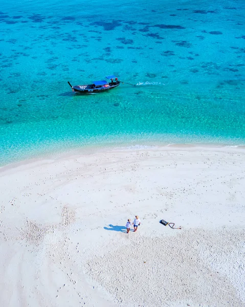 Para Mężczyzn Kobiet Plaży Wyspie Lipe Tajlandii Dron Widok Lotu — Zdjęcie stockowe