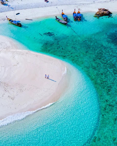 Para Mężczyzn Kobiet Plaży Wyspie Lipe Tajlandii Dron Widok Lotu — Zdjęcie stockowe