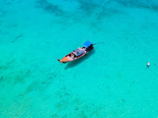 タイのKoh Kradan島のビーチでのドローンビュー 晴れた日に海の中でロングテールボートとKoh Kradan島Trang上空の空中ビュー — ストック写真