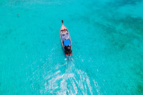 Tayland 'daki Koh Kradan adasının kumsalında insansız hava aracı görüntüsü güneşli bir günde okyanusta uzun kuyruklu teknelerle Koh Kradan Adası üzerinde hava manzarası.