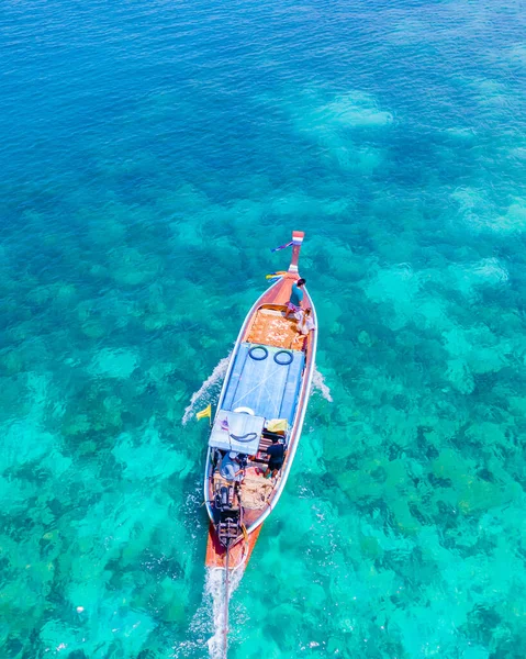 タイのKoh Kradan島のビーチでのドローンビュー タクシー色の海でロングテールボートでKoh Kradan島Trang上空の空中ビュー — ストック写真