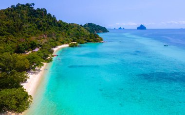 Tayland 'da Koh Kradan adasının kumsalında drone görüntüsü, Koh Kradan Adası' nın üzerinde turkuaz renkli bir okyanus manzarası.