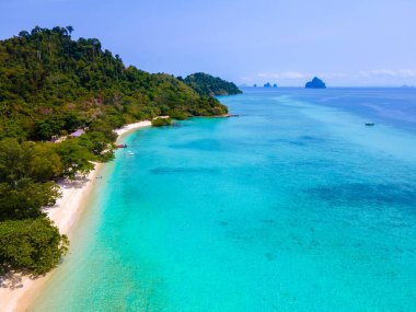 Tayland 'da Koh Kradan adasının kumsalında drone görüntüsü, Koh Kradan Adası' nın üzerinde turkuaz renkli bir okyanus manzarası.