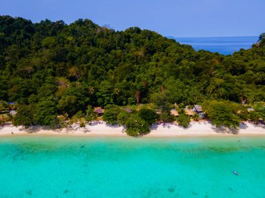 Tayland 'da Koh Kradan adasının kumsalındaki insansız hava aracı görüntüsü, Koh Kradan Adası Trang üzerindeki hava manzarası.