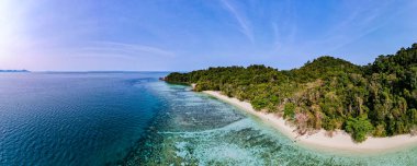 Tayland 'da Koh Kradan adasının kumsalında drone görüntüsü, Koh Kradan Adası' nın üzerinde turkuaz renkli bir okyanus manzarası.