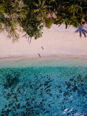 Tayland 'da Koh Kradan adasının kumsalındaki insansız hava aracı görüntüsü, Koh Kradan Adası Trang üzerindeki hava manzarası.