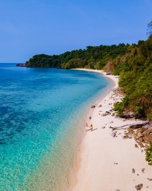 Tayland 'da Koh Kradan adasının kumsalında insansız hava aracı görüntüsü, Tayland' da tatil sırasında Koh Kradan Adası Trang üzerinde hava görüntüsü