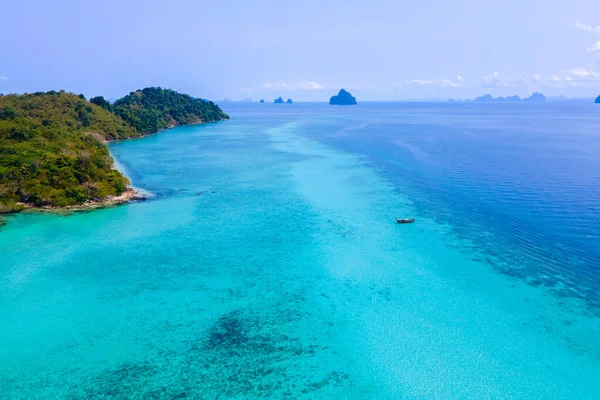 タイのKoh Kradan島のビーチでのドローンビュー 晴れた日にKoh Kradan島Trang上空の空中ビュー — ストック写真