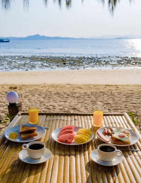 タイのKoh Kradan島のビーチでの朝食 コーヒー卵とトースト付きの朝食 — ストック写真