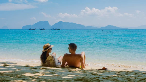 Didietro Paio Uomini Donne Seduti Sulla Spiaggia Dell Isola Koh — Foto Stock