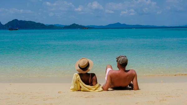 在泰国的Koh Kradan岛上 一对男女度假时坐在海滩上的背面 — 图库照片